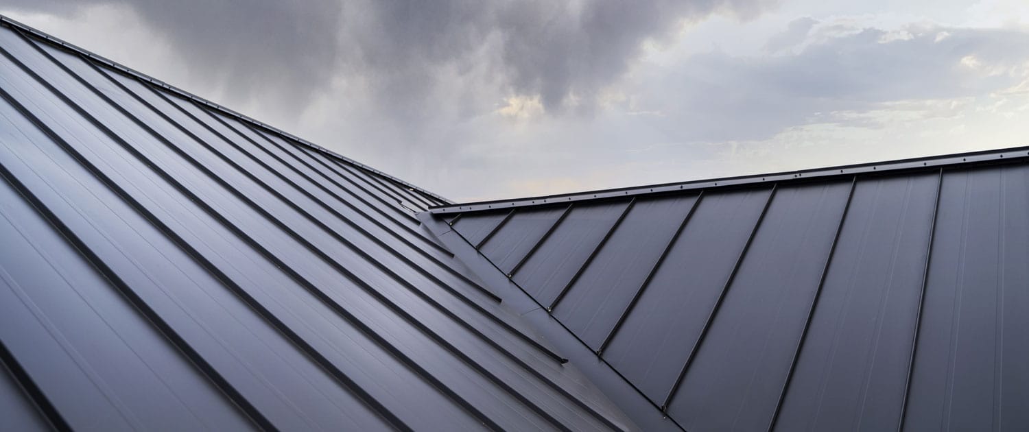 Sanayi tesisinde çatı ve cephe sandviç panel uygulaması