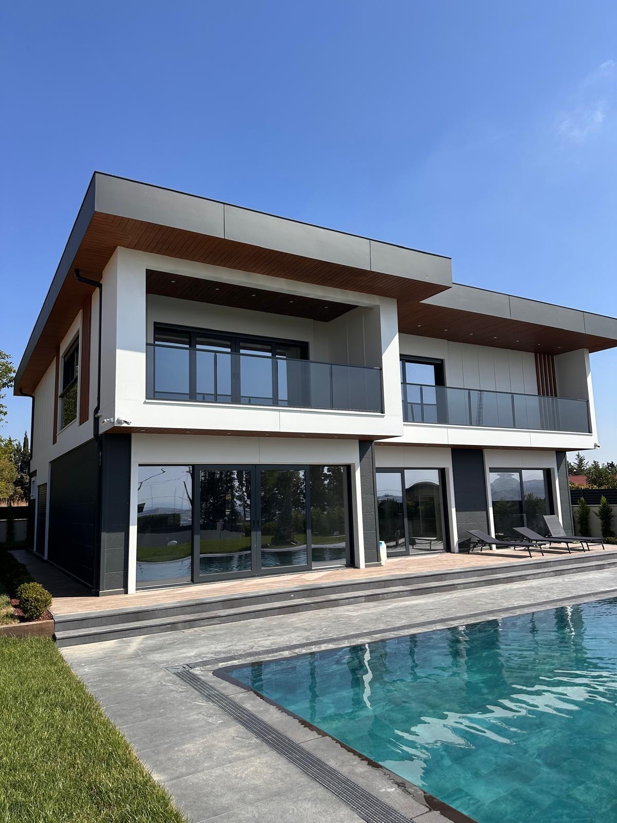 Modern cephe kaplama ve alüminyum kompozit panel uygulaması